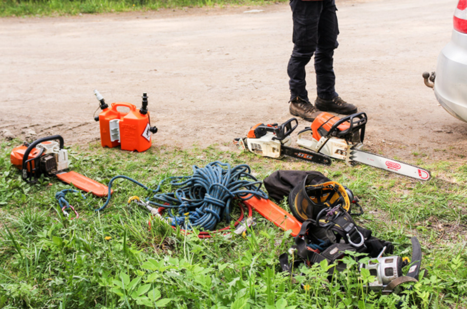 Chain saw and other equipment used by the pruners of Emondage Lac-Brome.
